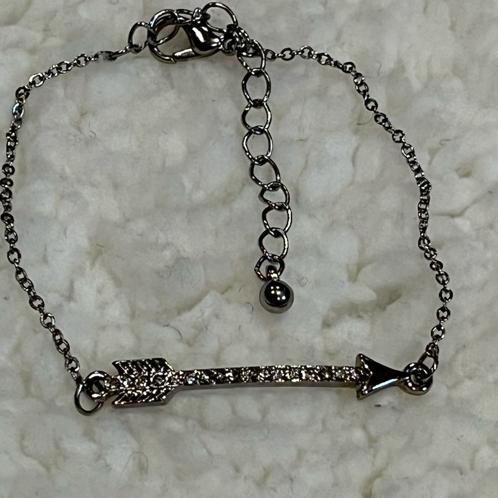 Vintage Silver tone rhinestone arrow bracelet 7”-9” adjustable